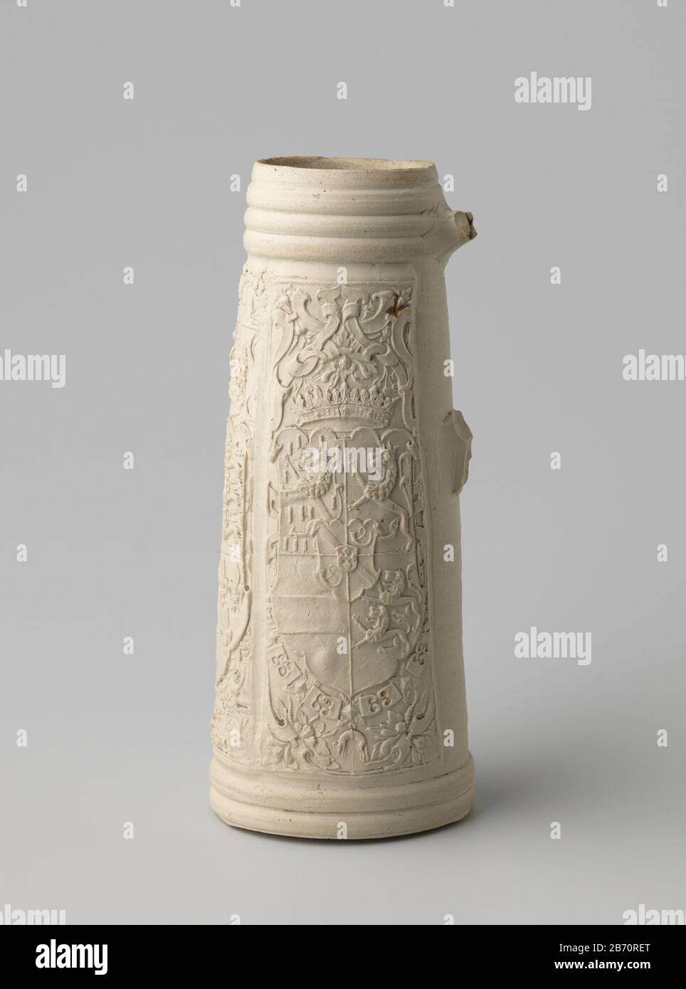 Kruik (schnelle) met de wapens van Spanje, Engeland en Oranje Nassau Kruik (schnelle) van steengoed met cilindervormig, rubinettoillichaam. Het oor en de bodem ontbreken. Profielen onder de rand en boven de voet. Op het lichaam in reliëf driemaal een gedrukt en opgelegd, langwerpig vak met daarin het gekroonde wapen van Engeland, Spanje di Oranje Nassau. Onder het middelste wapen de Dating: '1574' en het signatuur 'H.H.'. Bovenin de vakken rolwerk, engelen di bladranken. Siegburg. Produttore : pottenbakker: AnoniemPlaats fabbricante: Siegburg Datingca. 1574 - ca. 1600 kenmerke Fisico Foto Stock