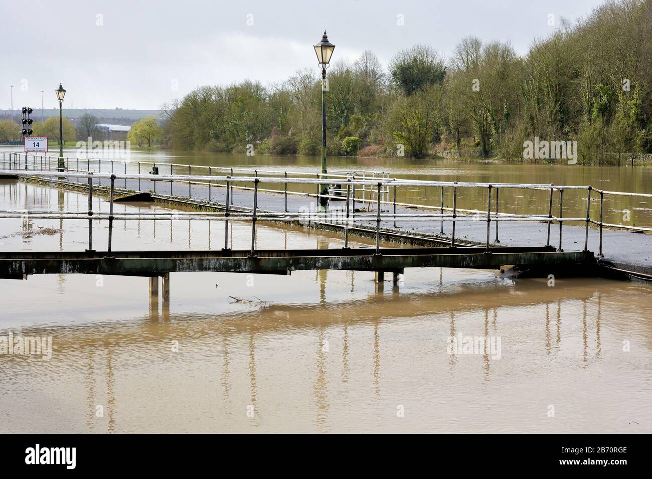 Alta marea estrema che copre i resti del derelict paddle vapore banchina sul fiume Avon a Hotwells a Bristol Regno Unito Foto Stock