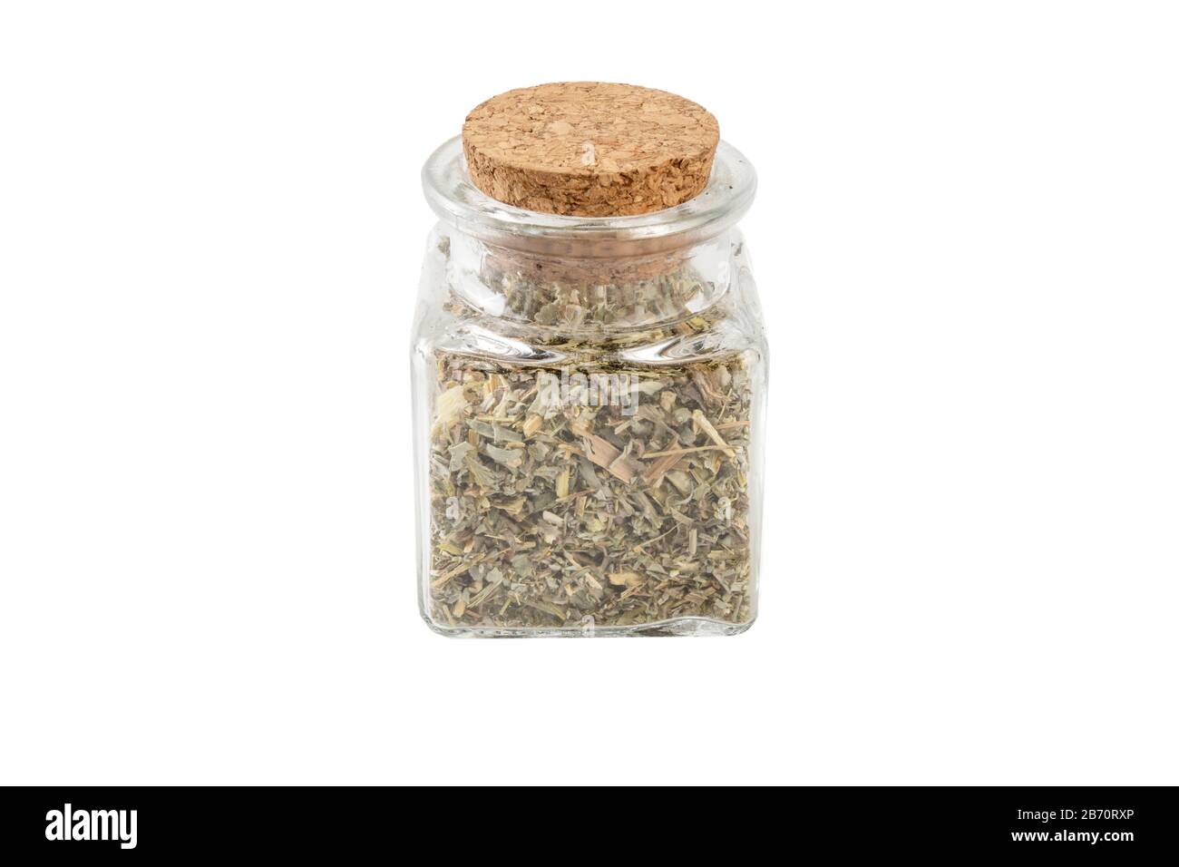 Erba di legno di mosto o in latino erba di Absinthii in un vaso di vetro isolato su sfondo bianco. Erbe medicinali curative. Medicina di erbe Foto Stock