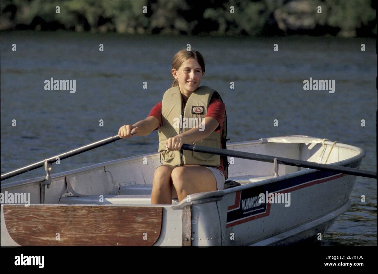 Austin, Texas USA, settembre 2001: La ragazza della scuola media fila la barca su un lago ad Austin. SIGNOR ©Bob Daemmrich Foto Stock