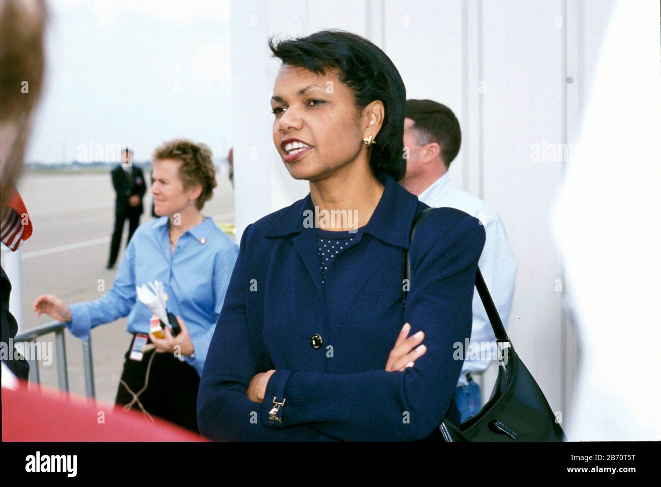 Waco, Texas USA, novembre 2001: Condoleezza Rice, Consigliere Nazionale per la sicurezza della Pres. George W, Bush, alla cerimonia di arrivo in aeroporto per la Pres. Russa Vladimir Putin prima del suo incontro con Bush. ©Bob Daemmrich Foto Stock