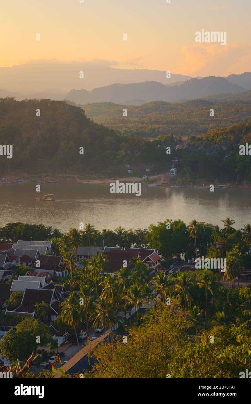 Vista elevata della città di Luang Prabang, del Laos e del fiume Mekong, nel pomeriggio. Foto Stock