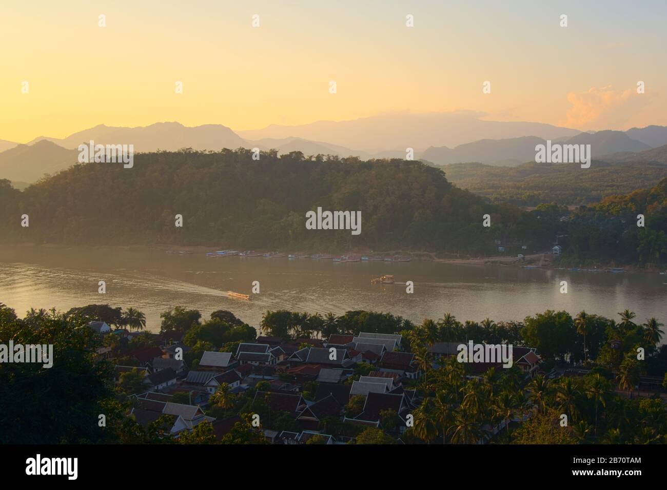 Vista elevata della città di Luang Prabang, del Laos e del fiume Mekong, nel pomeriggio. Foto Stock