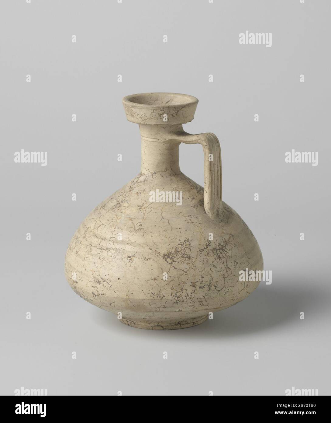 Kruik Kruik van geelachtig aardewerk, ha conosciuto een oor. Produttore : anoniemPlaats fabbricante: Roma (mogelijk) Convenzione di industria di Incontri: CA. 1400 - ca. 1950 Materiale: Aardewerk dimensioni: H 16,5 cm. × d 14,5 cm. Foto Stock