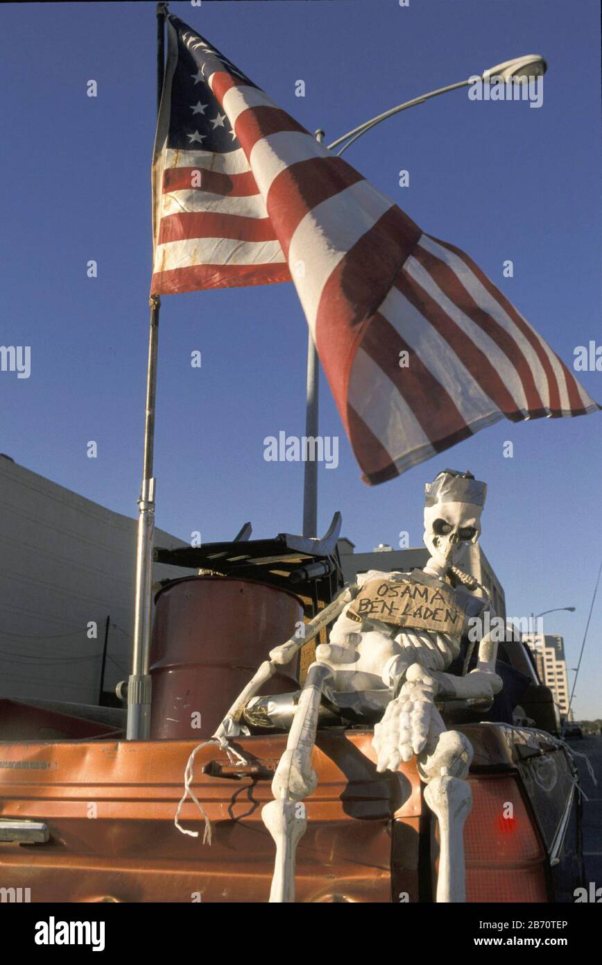 Austin, Texas USA, novembre 2001: Pick-up camion conducente mostra scheletro caricatura di fuggitivo terrorista Osama bin Laden e bandiera americana nel letto del camion due mesi dopo gli attacchi terroristici del settembre 11 negli Stati Uniti. ©Bob Daemmrich Foto Stock Austin, Texas USA, novembre 2001: Pick-up camion conducente mostra scheletro caricatura di fuggitivo terrorista Osama bin Laden e bandiera americana nel letto del camion due mesi dopo gli attacchi terroristici del settembre 11 negli Stati Uniti. ©Bob Daemmrich Foto Stock
