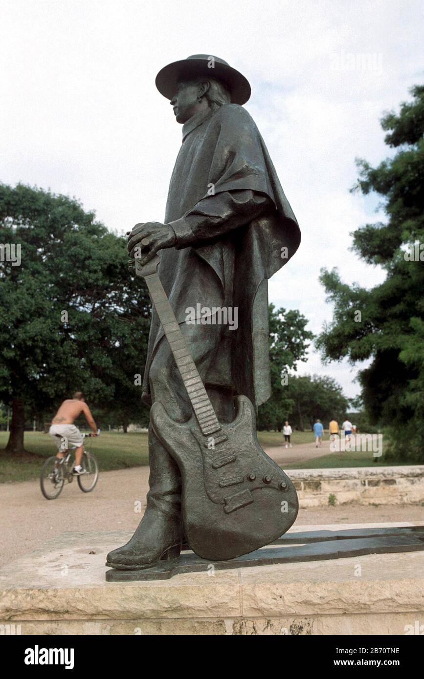Austin, Texas USA: Statua del chitarrista blues-rock Stevie Ray Vaughan, morto nel 1990. ©Bob Daemmrich Foto Stock