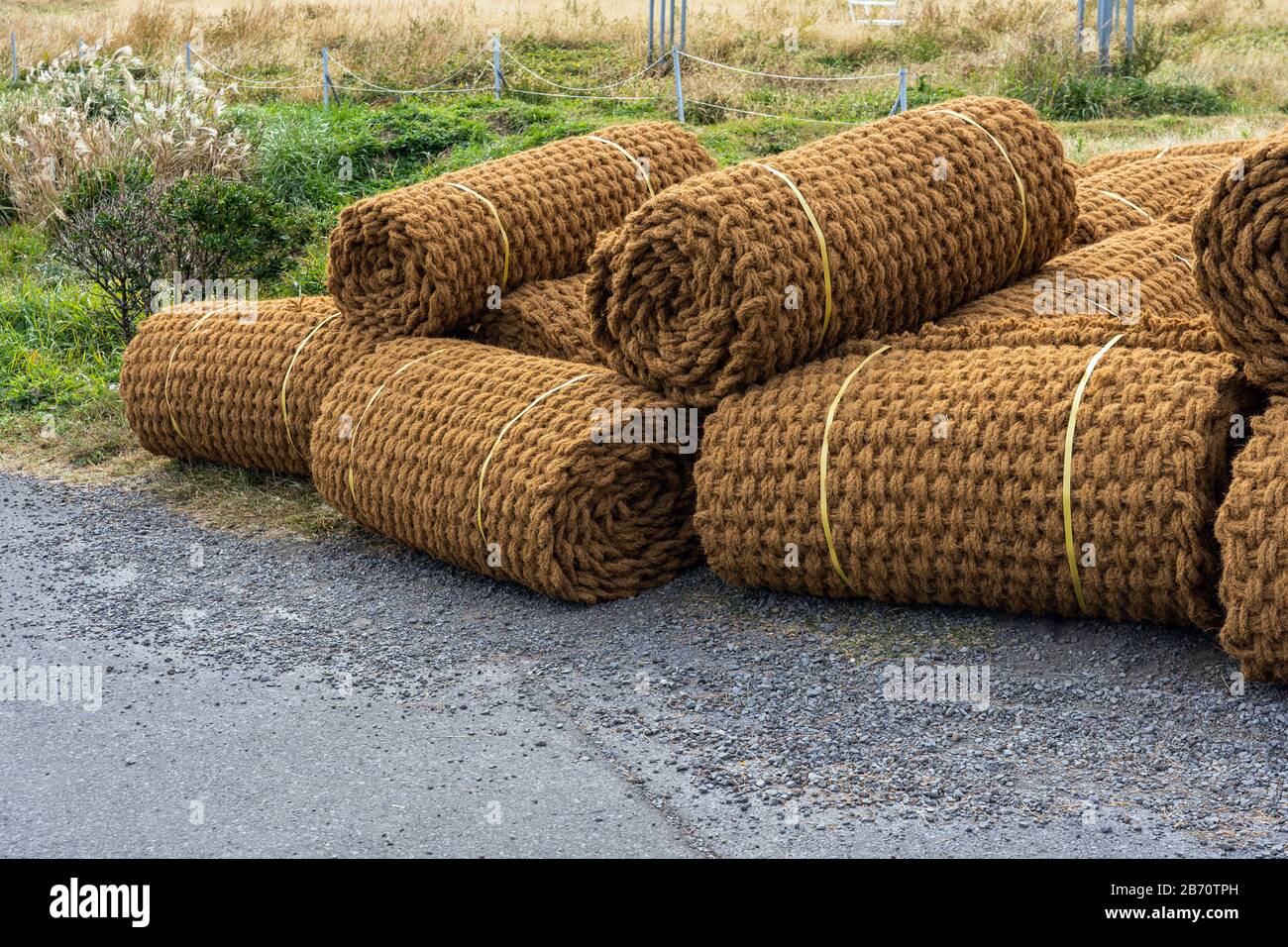 Rotolo Di Moquette Tessuto A Lotti. Strip e Running Road Copre All'Esterno sulla strada. Foto Stock