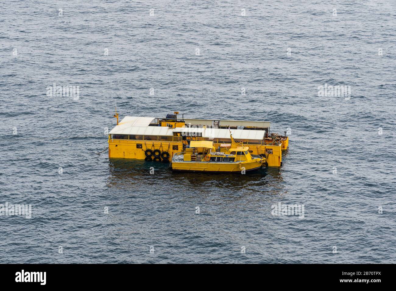Yellow Marine Dock Station Per Sottomarino Turistico E Barche. Attrazione Turistica Per Immersioni Subacquee A Piattaforma D'Acqua. Foto Stock