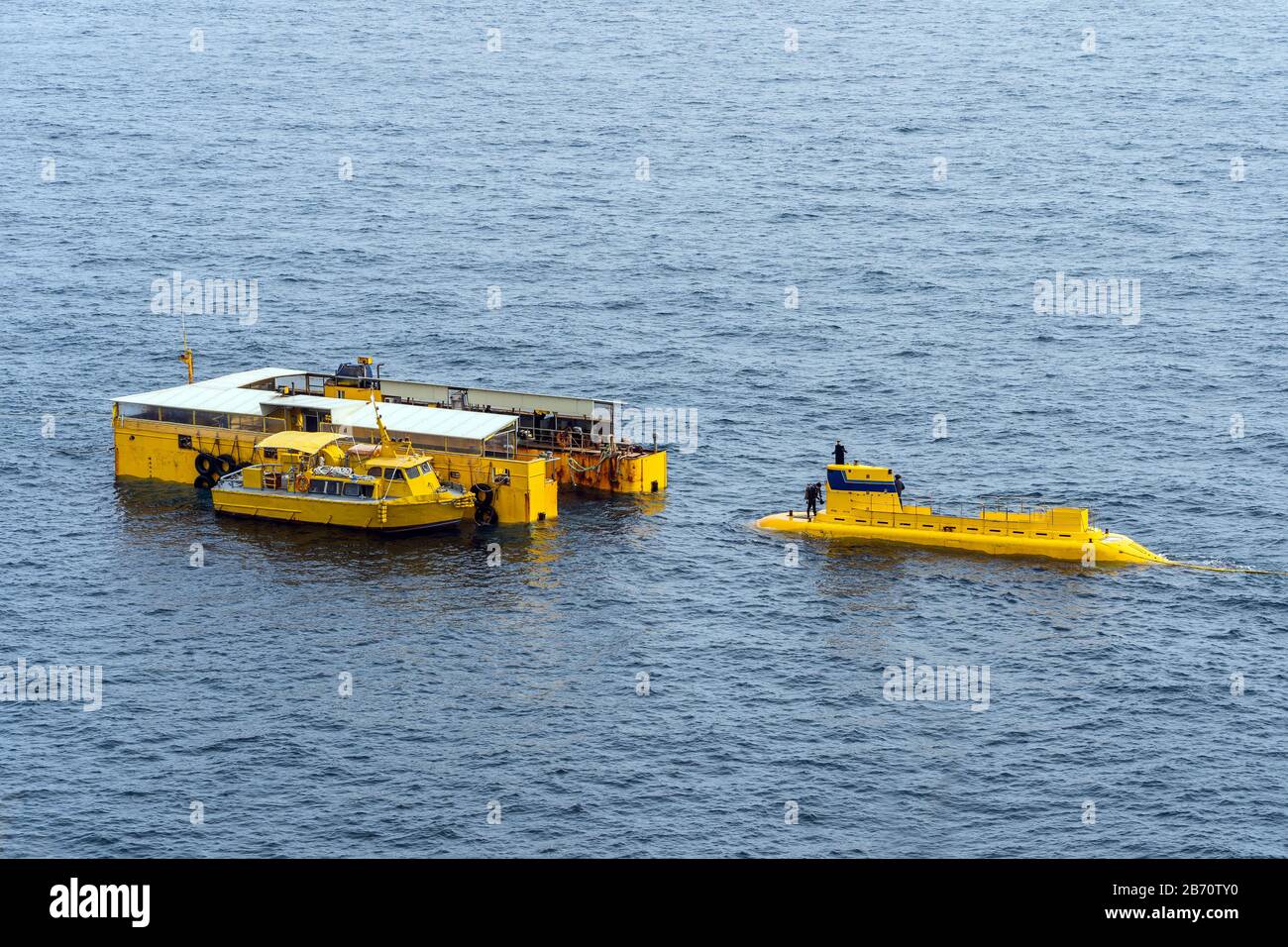 Yellow Submarine Parking Al Sea Wharf. La barca È Ormeggiata al molo Della piattaforma Sull'Acqua. Foto Stock