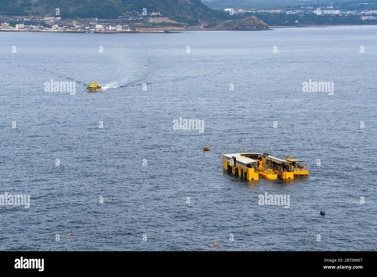 Yellow Marine Dock Station Per Sottomarino Turistico E Barche. Attrazione Turistica Per Immersioni Subacquee A Piattaforma D'Acqua Sull'Isola Di Jeju, Corea Del Sud Foto Stock