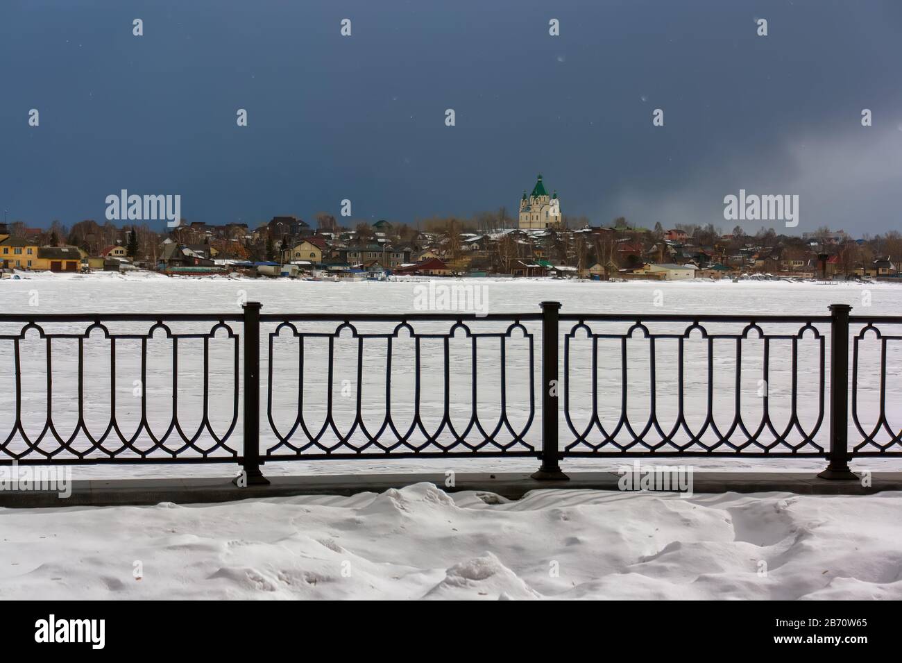 Vista della città Congelato stagno dal lungomare. Nizhny Tagil nella Regione di Sverdlovsk in Russia. Foto Stock