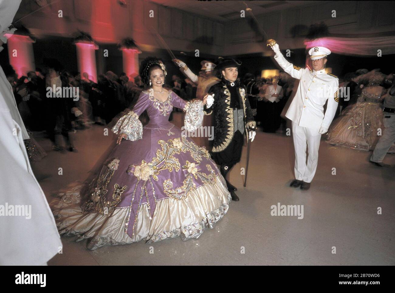 Laredo, Texas USA, febbraio 2003: Il debutante adolescente che indossa la ballerina elaborata è presentato alla sfera durante i festeggiamenti annuali di festa di compleanno di Washington di Laredo. ©Bob Daemmrich Foto Stock