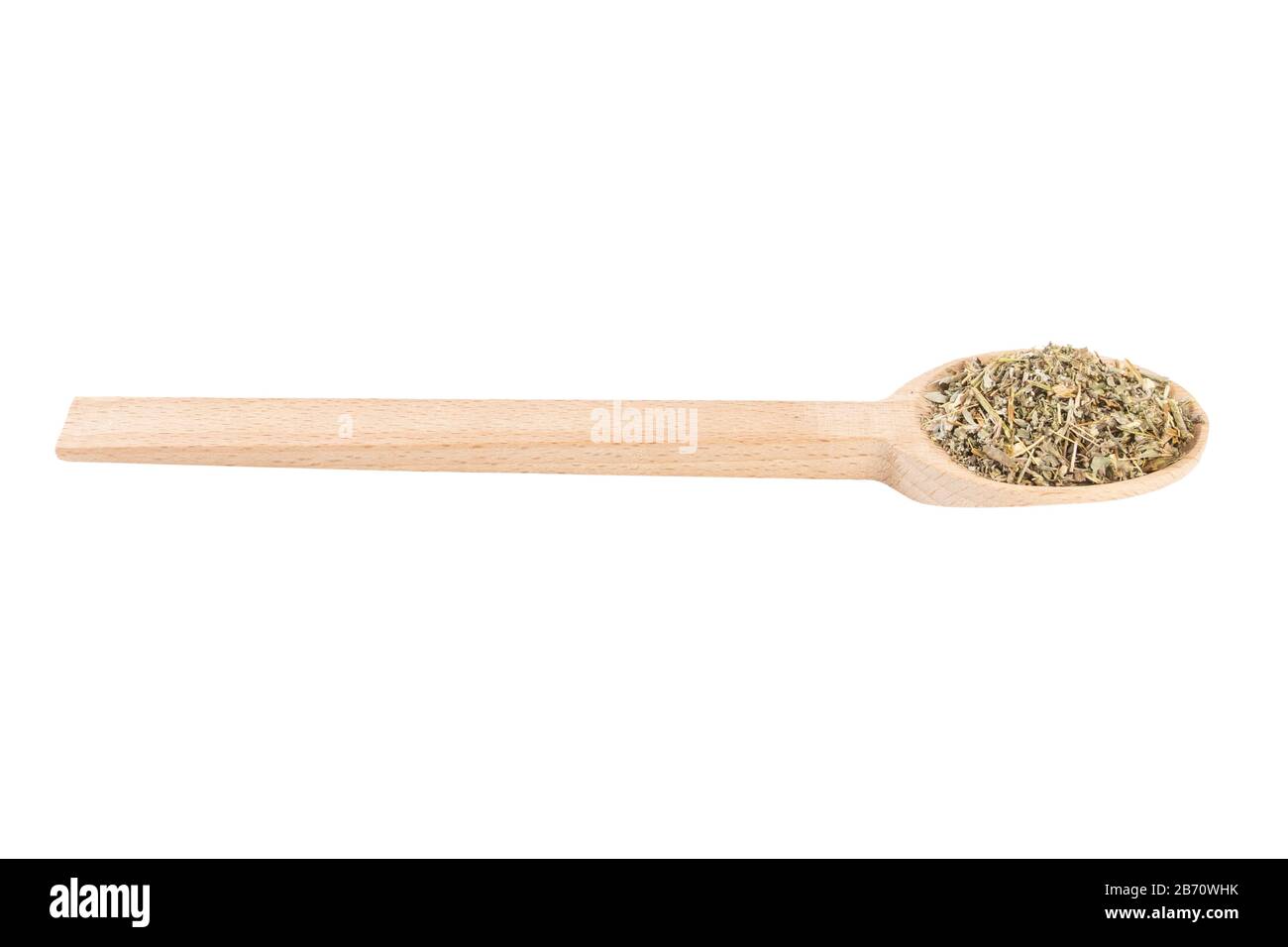 Erba di legno di Erba o in latino erba di Absinthii in cucchiaio di legno isolato su sfondo bianco. Erbe medicinali curative. Medicina erboristica. Farmaco alternativo Foto Stock