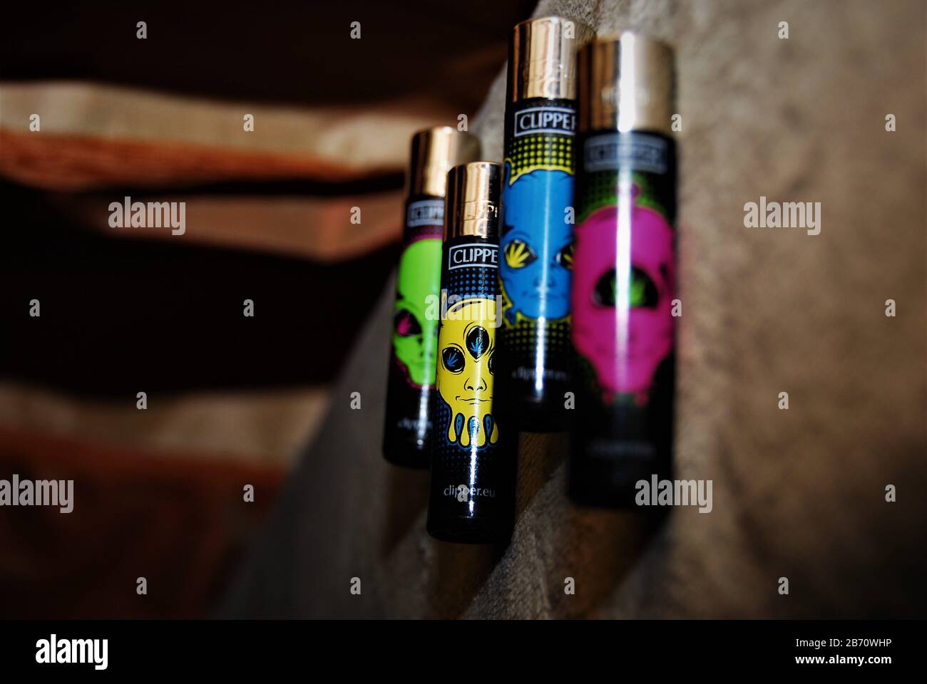 accendini alieni allineati. Fuma e sia un alieno Foto Stock