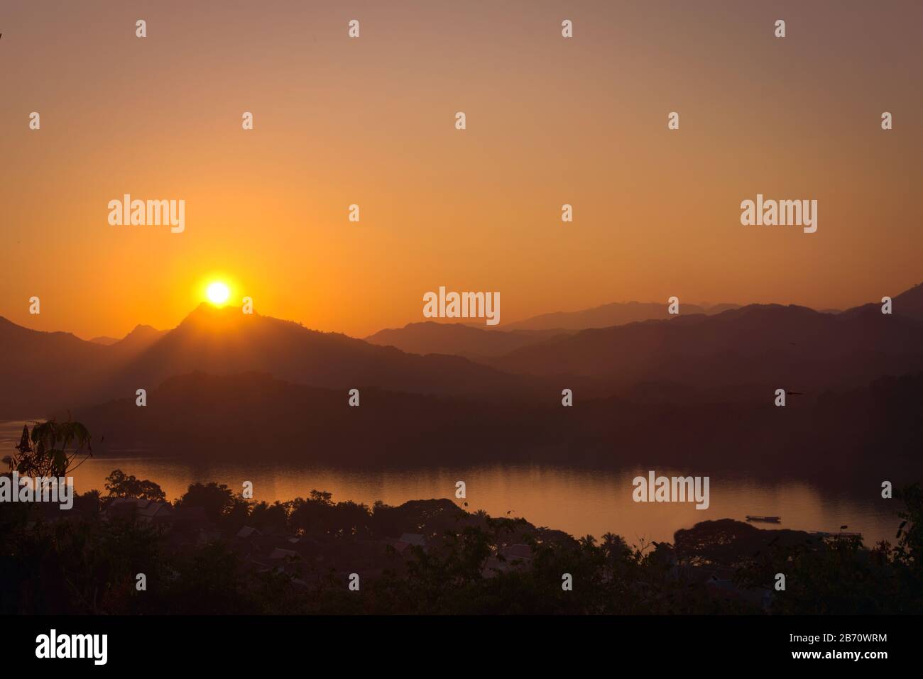 Tramonto glorioso sulle montagne frizzanti sul fiume Mekong. Vista Dal Monte Phou Si, A Luang Prabang, Laos. Foto Stock