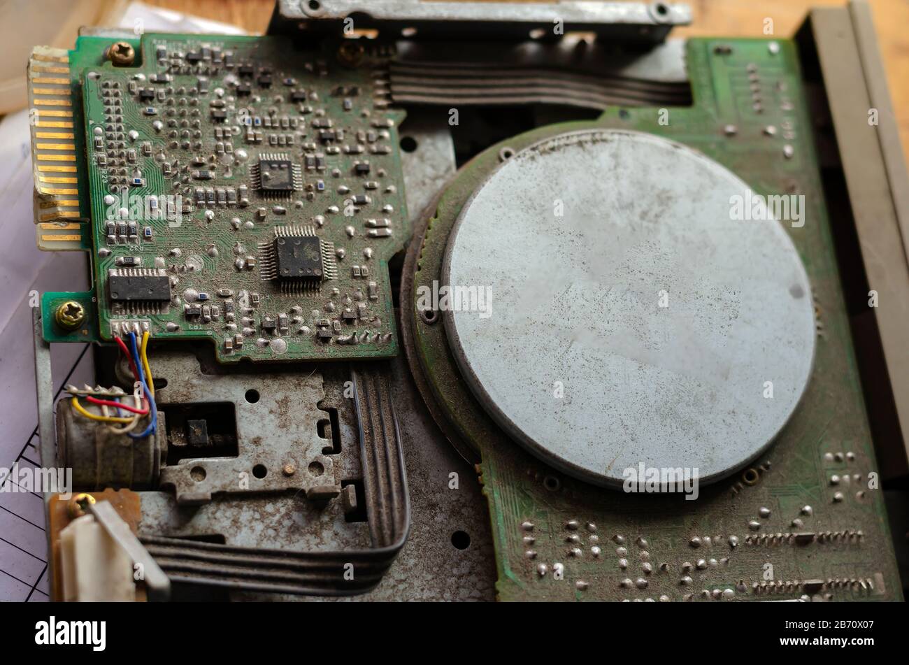 Unità floppy 5.25 'polverosa. Primo piano del vecchio dispositivo del computer. Un'unità realmente riparabile per la lettura di dischi magnetici. Tecnologie informatiche. Messa a fuoco selettiva. Foto Stock