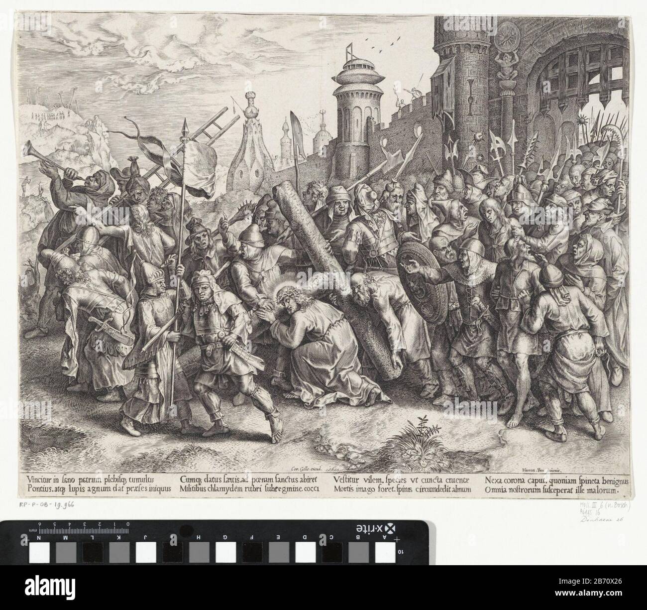 Kruisdraging Voor een stadspoort draagt Christus het kruis met de hulp van Simon van Cyrene. ZE worden door een grote menigte soldaten gevolgd. Vooraan blaast een man op een bazuin en draagt een man een ladder. In de verte staan enkele mensen op Golgota. Onder de voorstelling in de marge een achtregelige Toelichting in het Latijn. Produttore : produttore : Anoniemnaar ontwerp van: Jheronimus Bosch (vermeld op object)uitgever: Cornelis Galle (i) (vermeld op object)Plaats fabbricante: Nederlandennaar ontwerp van: 'S-Hertogenboschuitgever: Antwerpen Dating: 1610 - 1650 fisica Foto Stock Kruisdraging Voor een stadspoort draagt Christus het kruis met de hulp van Simon van Cyrene. ZE worden door een grote menigte soldaten gevolgd. Vooraan blaast een man op een bazuin en draagt een man een ladder. In de verte staan enkele mensen op Golgota. Onder de voorstelling in de marge een achtregelige Toelichting in het Latijn. Produttore : produttore : Anoniemnaar ontwerp van: Jheronimus Bosch (vermeld op object)uitgever: Cornelis Galle (i) (vermeld op object)Plaats fabbricante: Nederlandennaar ontwerp van: 'S-Hertogenboschuitgever: Antwerpen Dating: 1610 - 1650 fisica Foto Stock