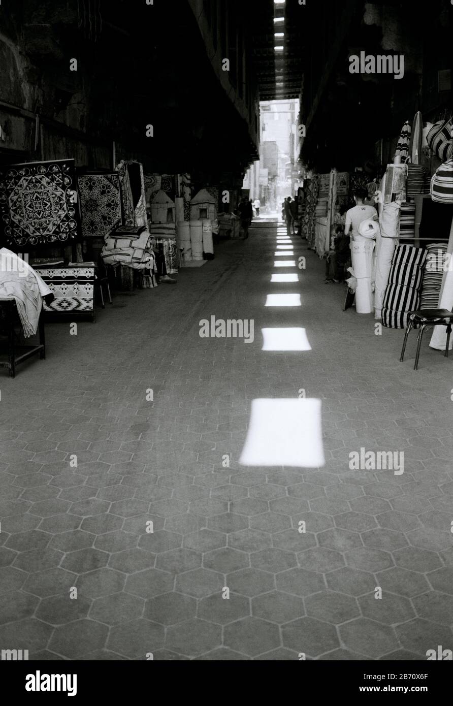 Via dei tentmakers al Khayamiya nella storica Qasaba di Radwan Bey un mercato bazar souk nel Cairo islamico in Egitto in Nord Africa Medio Oriente Foto Stock