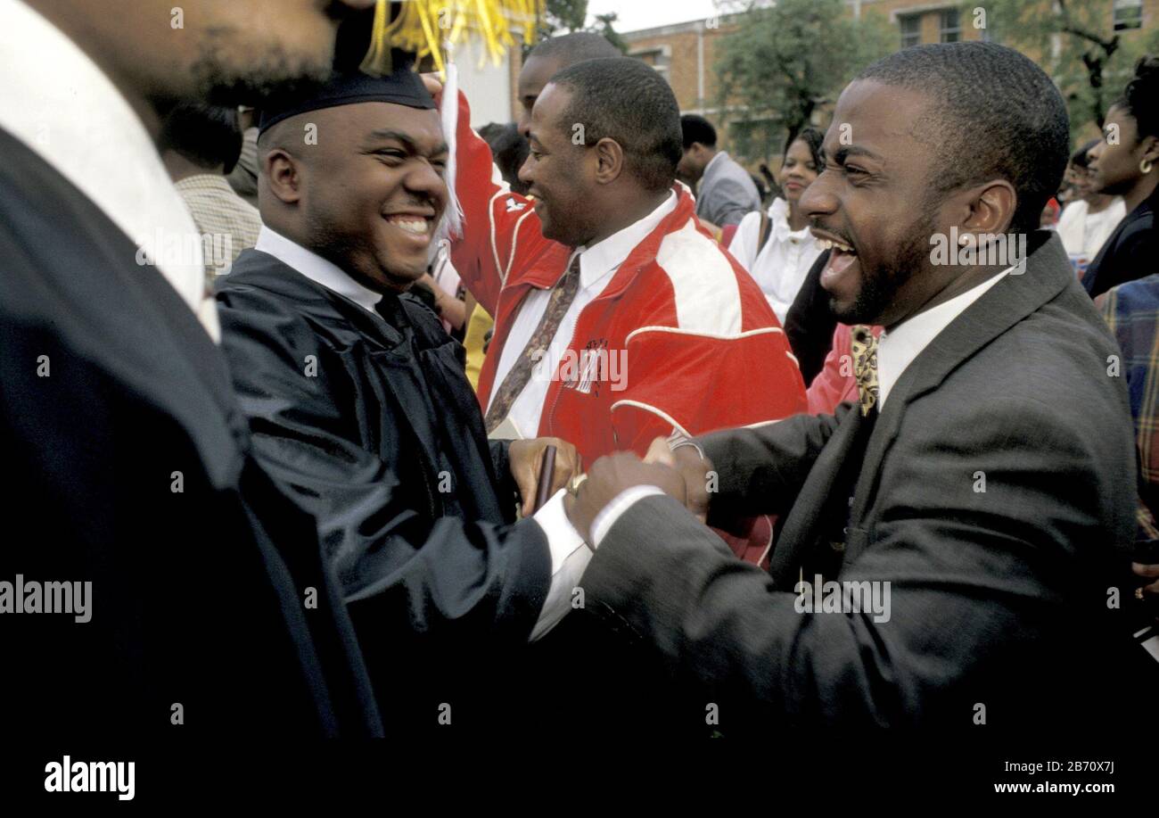 Austin, Texas USA: Excited maschio laureato accetta le congratulazioni dopo la cerimonia di inizio al Huston-Tillotson College, un'università storicamente nera (HBCU). ©Bob Daemmrich Foto Stock