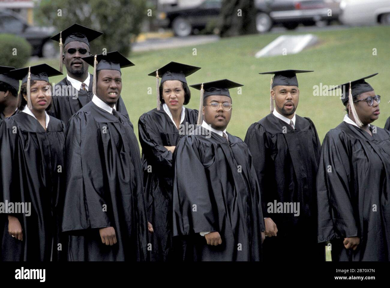 Austin, Texas Stati Uniti d'America: Gli studenti neri che indossano berretti e camici camminano verso la cerimonia di inizio all'Huston-Tillotson College, un'università storicamente nera (HBCU). ©Bob Daemmrich Foto Stock