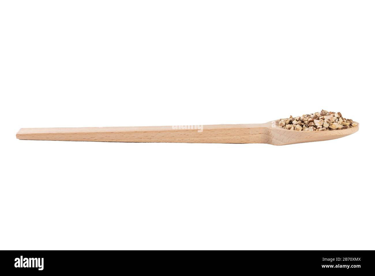 Radice di dente di leone o in latino Taraxaci radix in cucchiaio di legno isolato su sfondo bianco. Erbe medicinali curative. Medicina erboristica. Medicina alternativa Foto Stock