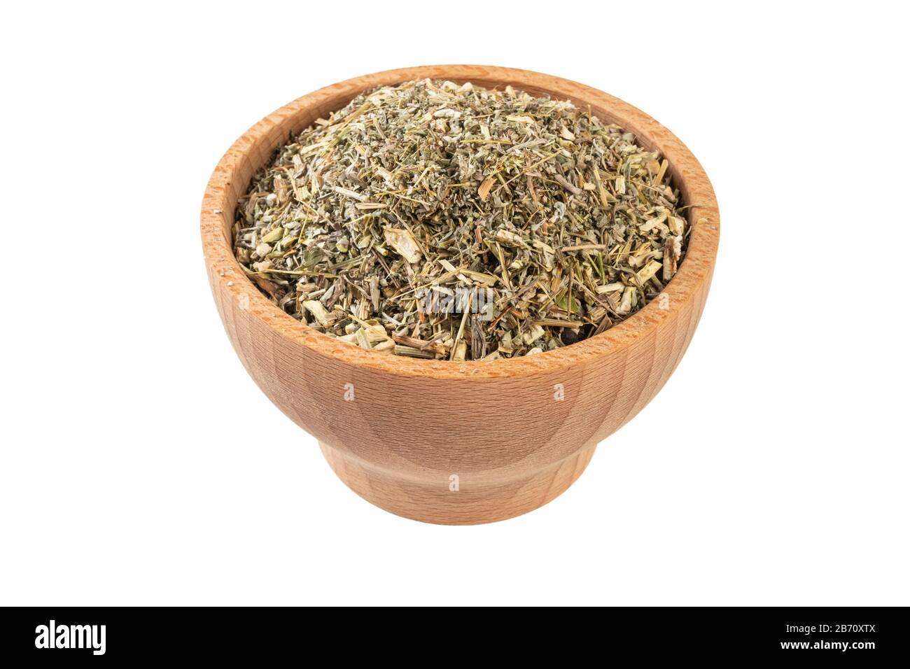 Erba di legno di mosto o in latino erba di Absinthii in ciotola di legno isolata su sfondo bianco. Erbe medicinali curative. Medicina di erbe Foto Stock