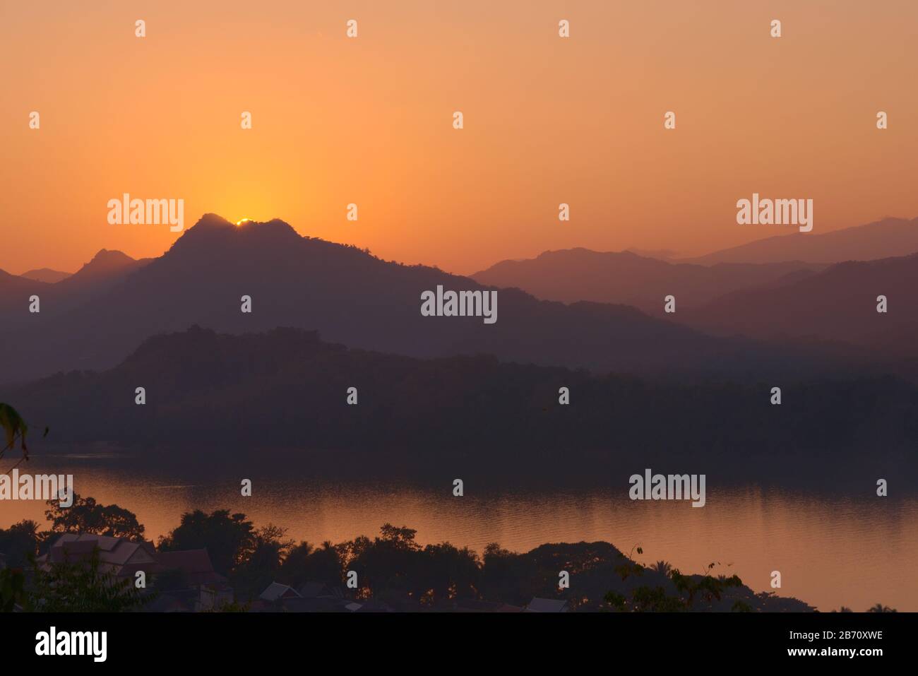 Tramonto sul fiume Mekong e montagne frizzanti. Vista Dal Monte Phou Si, A Luang Prabang, Laos. Foto Stock
