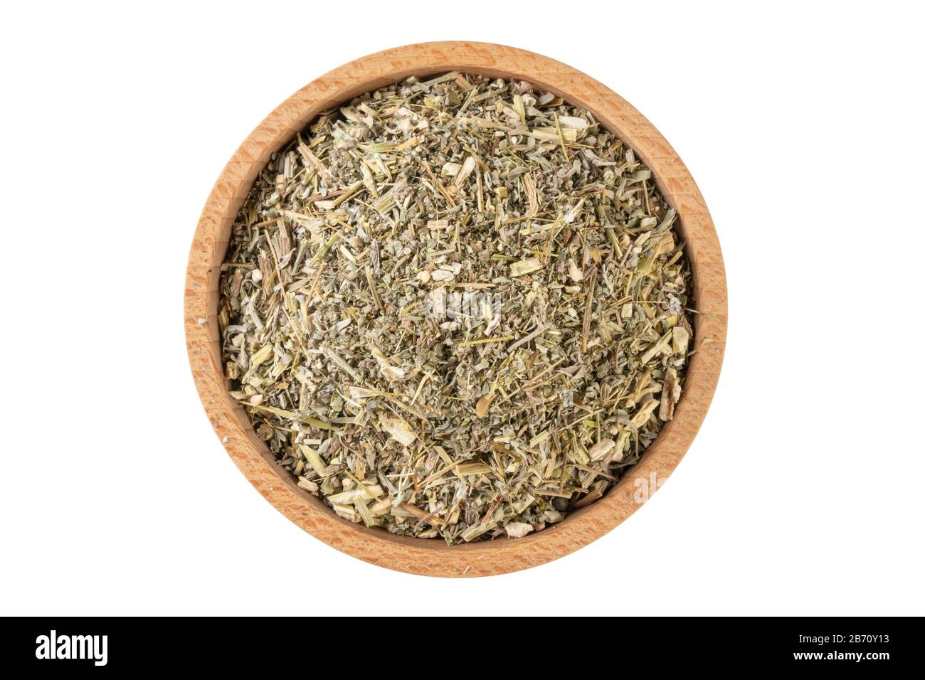 Erba di legno di mosto o in latino erba di Absinthii in ciotola di legno isolata su sfondo bianco. Erbe medicinali curative. Medicina di erbe Foto Stock
