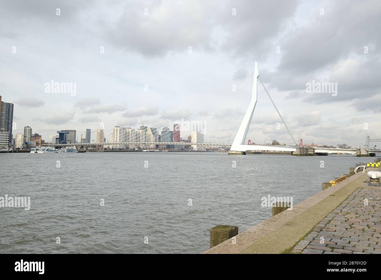 Rotterdam - 12 febbraio 2019: Rotterdam, lo skyline del centro dei Paesi Bassi al crepuscolo in Olanda del Sud, Rotterdam, Paesi Bassi. Parte della banchina a fra Foto Stock
