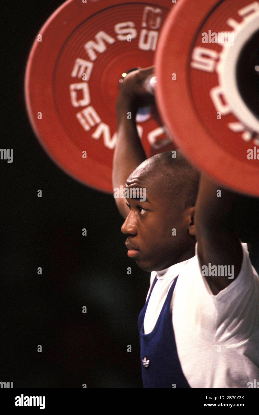 Denver, Colorado USA, 1995: Sollevamento pesi degli uomini al Festival Olimpico degli Stati Uniti. ©Bob Daemmrich Foto Stock