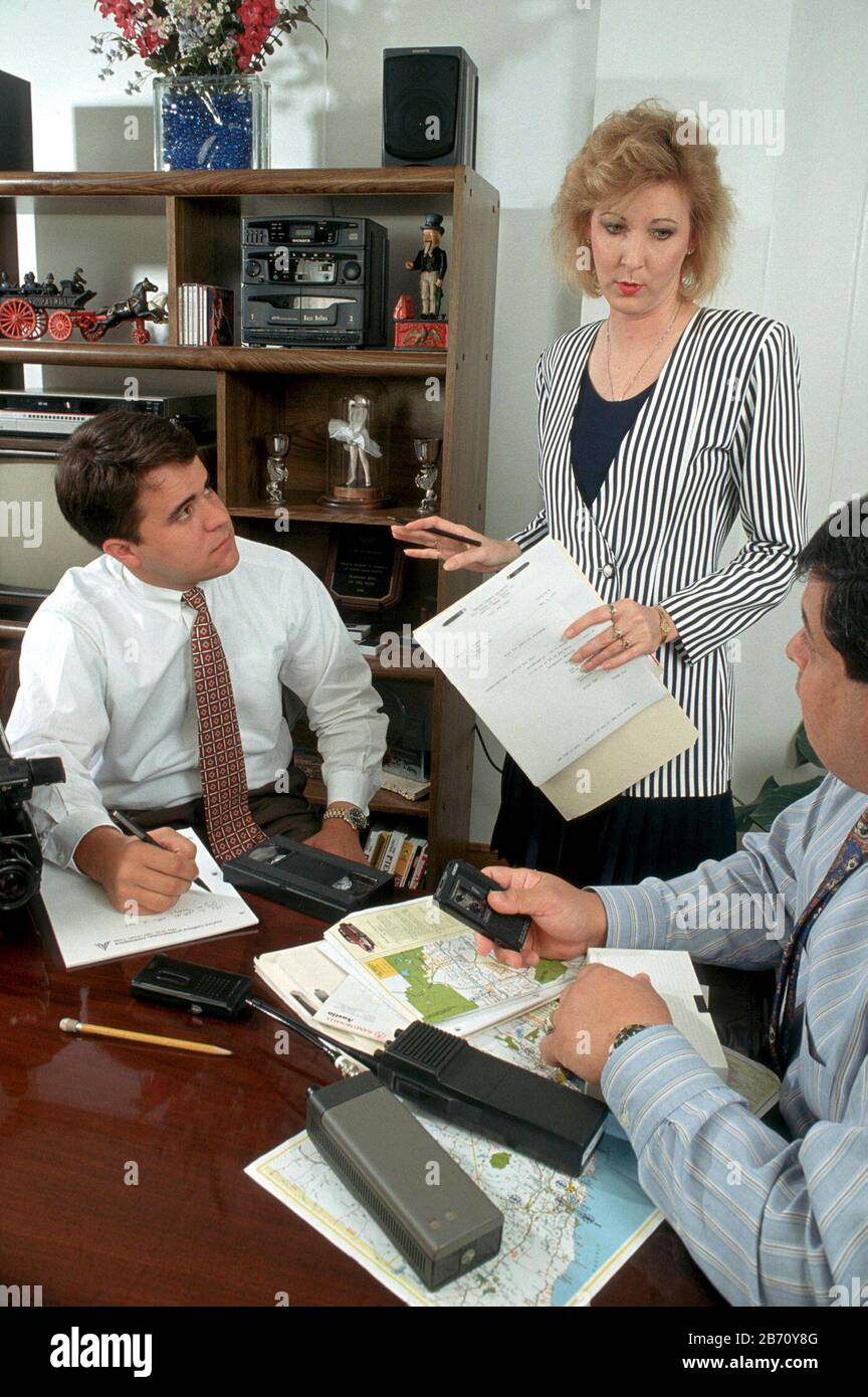 Austin Texas USA: Gli investigatori privati discutono il caso nel loro ufficio. SIGNOR ©Bob Daemmrich Foto Stock
