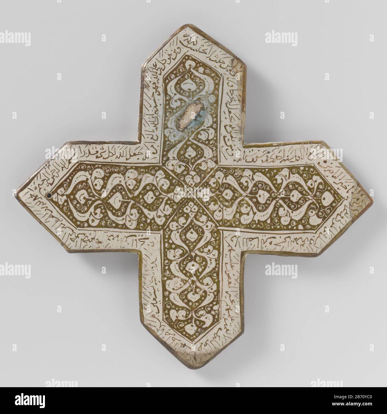 Kruisvormige tegel met koranteksten en ranken Kruisvormige tegel met koranteksten en ranken Oggetto tipo : kruistegel Objectnummer: BK-NM-11750-A Iscrizioni / Merken: Randschrift, langs de rand van de tegel, schilderen: (En aan hem verleent hij onderhoud van Foto Stock