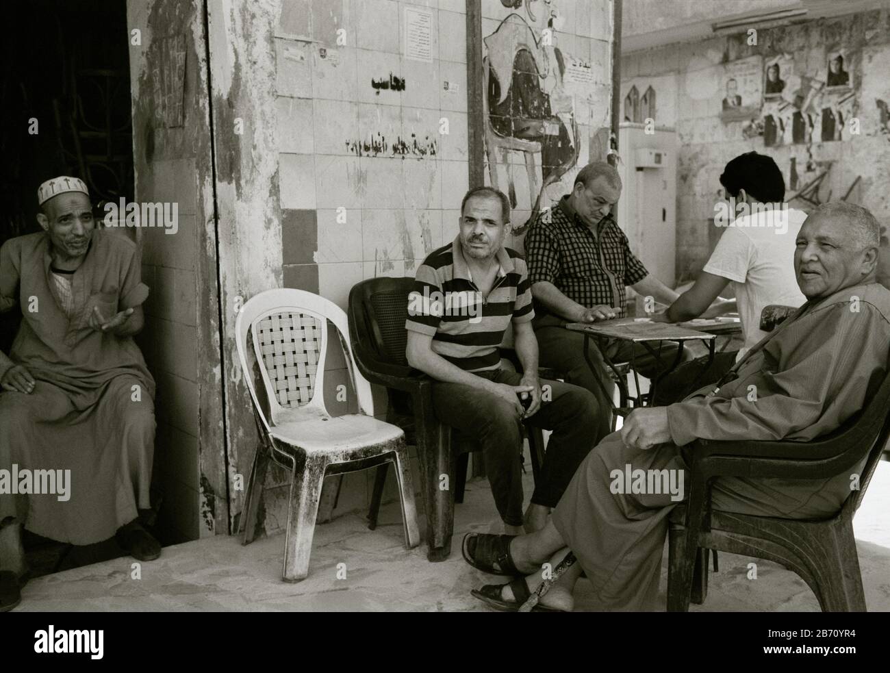 Fotografia di viaggio in bianco e nero - scena di strada di uomini egiziani in Fatimid Islamico Vecchio Cairo in Egitto in Africa del Nord Medio Oriente Foto Stock