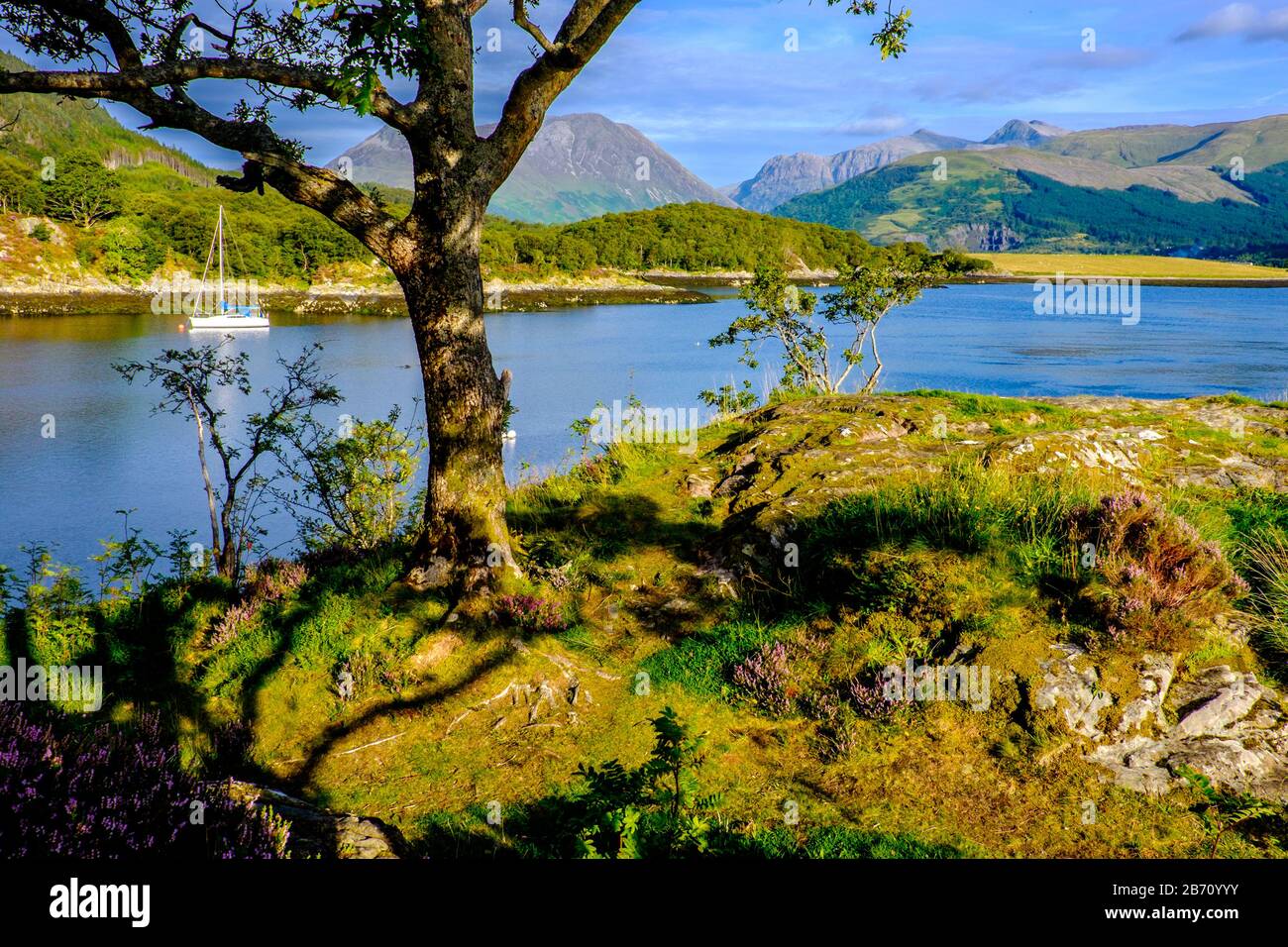 Barche ormeggiate a Loch Leven sulla costa occidentale della Scozia, Regno Unito Foto Stock