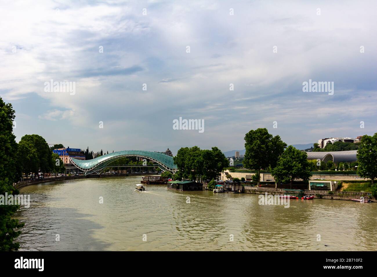 21 giugno 2019 - Tbilisi, Georgia - Il Ponte della Pace è un ponte pedonale che attraversa il fiume Kura tra la Vecchia Tbilisi e il nuovo distretto Foto Stock