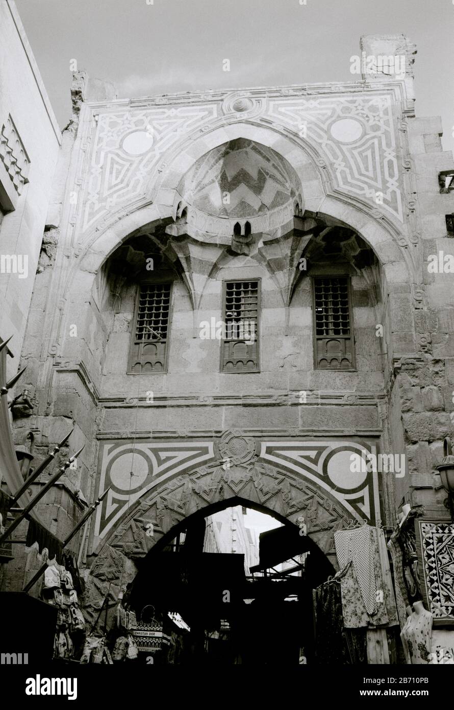 Fotografia di viaggio in bianco e nero - Archway nel mercato turistico di Khan al o El Khalili nel Cairo islamico in Egitto in Africa del Nord Medio Oriente Foto Stock
