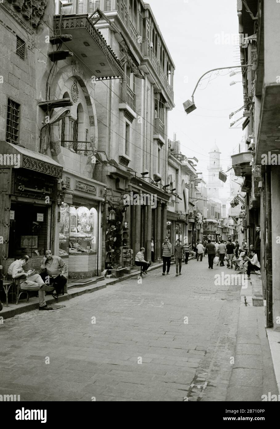 Fotografia di viaggio in bianco e nero - scena di strada a Khan al (OR) El Khalili nel Cairo islamico in Egitto in Nord Africa Medio Oriente Foto Stock