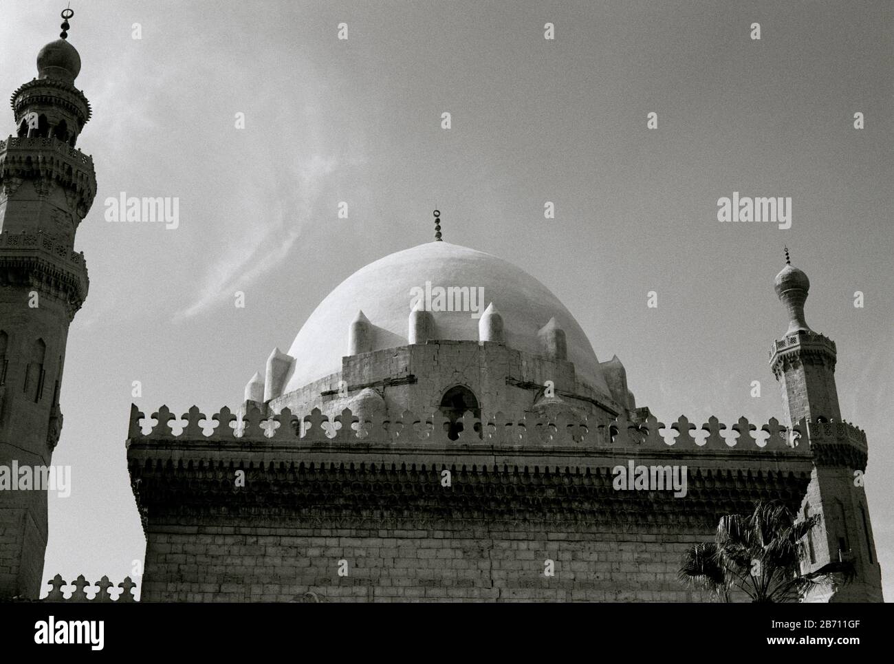 Fotografia di viaggio in bianco e nero - cupola della Moschea e madrassa del Sultano Hassan al Cairo islamico in Egitto in Nord Africa Medio Oriente Foto Stock