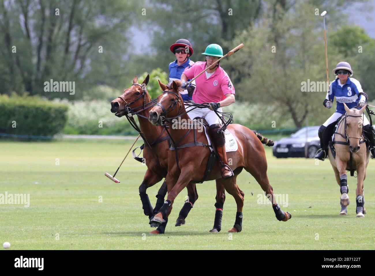 I giocatori combattono per la palla durante il torneo di polo Foto Stock