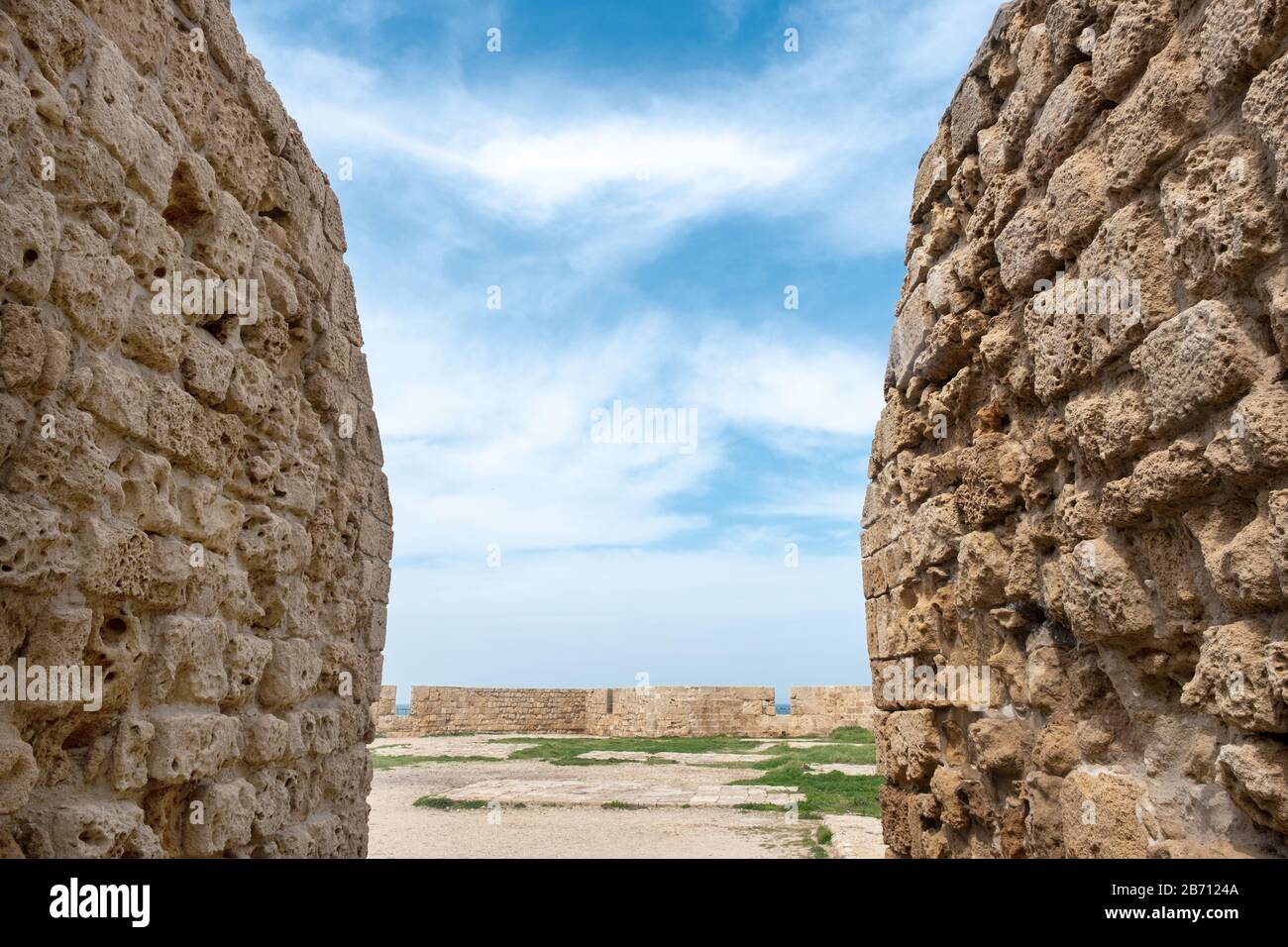 Un frammento della vecchia fortezza crociata nella città vecchia di Akko in Israele. Vista del Forte e le sue mura all'ingresso Foto Stock