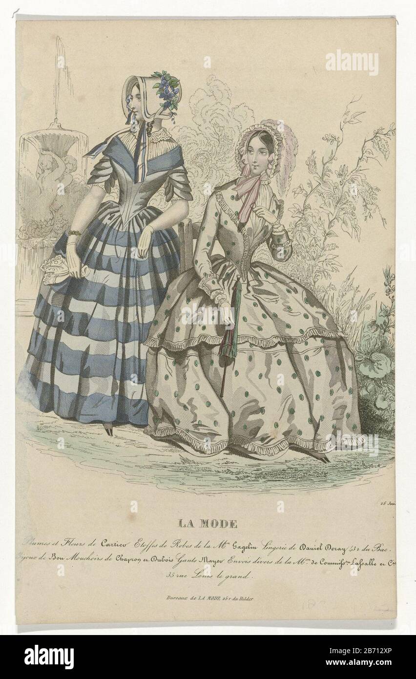 La Mode, 25 juin 1844 Plumes et Fleurs () Due donne in un giardino, una fontana sullo sfondo. A sinistra: Abito con maniche corte, corpetto appuntito e gonna completa con motivo a righe blu. Accessori: Cofano poke con nastri a strisce e decorato con fiori, guanti corti, fazzoletto, bracciale. Destra: Abito con maniche lunghe e gonna completa con motivo punti verdi. Colletto a scialle, polsini e gonna decorati con volant. Maniche soffiato sotto. Accessori: Cuffia poke con nastri di piume e archi appesi, occhiali, guanti, ombrello. Tra la mostra alcune righe di testo pubblicità per vari produ Foto Stock