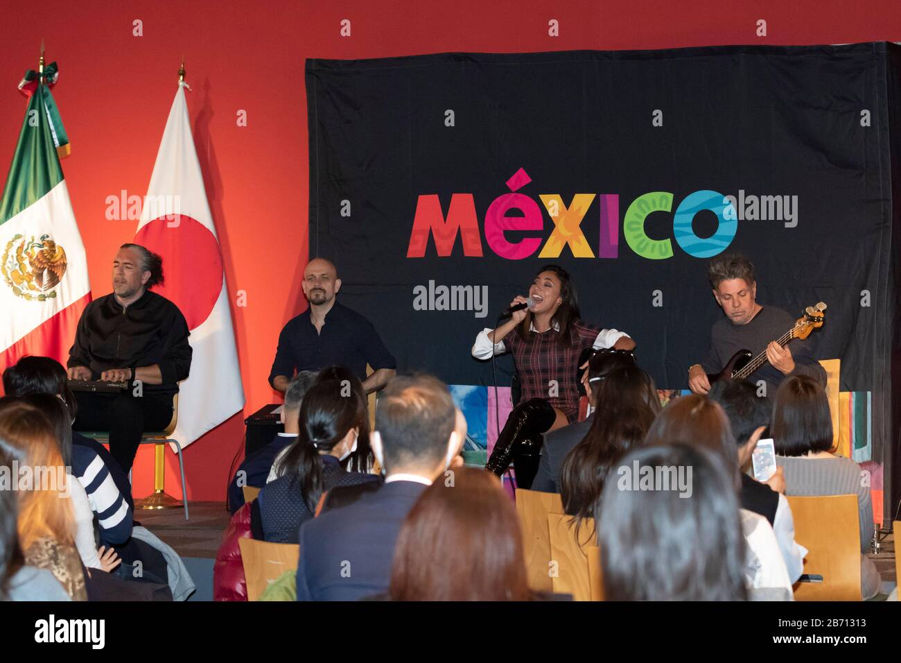 12 marzo 2020, Tokyo, Giappone: (Da L a R) Jorge Corrales, Servando Yanez, Jass Reyes e Angel Baillo, membri della band pop messicana Playa Limbo si esibiscono durante un evento speciale presso l'Ambasciata del Messico a Tokyo. Playa Limbo è in Giappone come parte del suo programma internazionale Tour Universo Amor, dopo essere stato eseguito in Thailandia e Australia. La band pop messicana ha riprogrammato la sua agenda in Giappone dopo che il governo giapponese ha chiamato a rinviare o annullare grandi eventi sportivi e culturali nel mese di marzo a causa del nuovo focolaio di coronavirus (COVID-19) nel paese. (Credit Image: © Rodrigo Reyes Marin/Zuma Wire) Foto Stock
