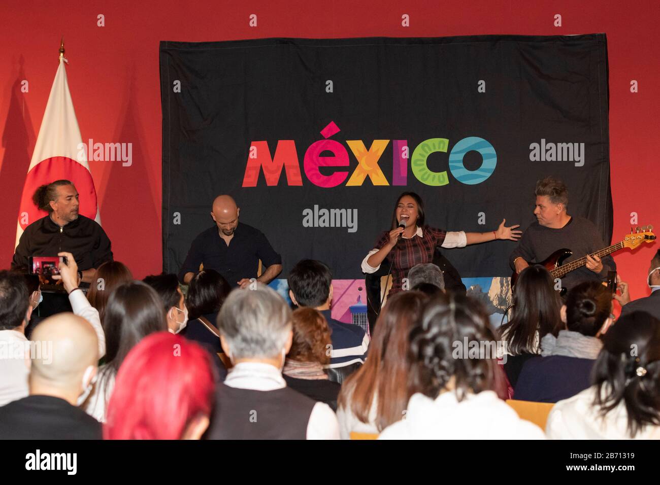 12 marzo 2020, Tokyo, Giappone: (Da L a R) Jorge Corrales, Servando Yanez, Jass Reyes e Angel Baillo, membri della band pop messicana Playa Limbo si esibiscono durante un evento speciale presso l'Ambasciata del Messico a Tokyo. Playa Limbo è in Giappone come parte del suo programma internazionale Tour Universo Amor, dopo essere stato eseguito in Thailandia e Australia. La band pop messicana ha riprogrammato la sua agenda in Giappone dopo che il governo giapponese ha chiamato a rinviare o annullare grandi eventi sportivi e culturali nel mese di marzo a causa del nuovo focolaio di coronavirus (COVID-19) nel paese. (Credit Image: © Rodrigo Reyes Marin/Zuma Wire) Foto Stock