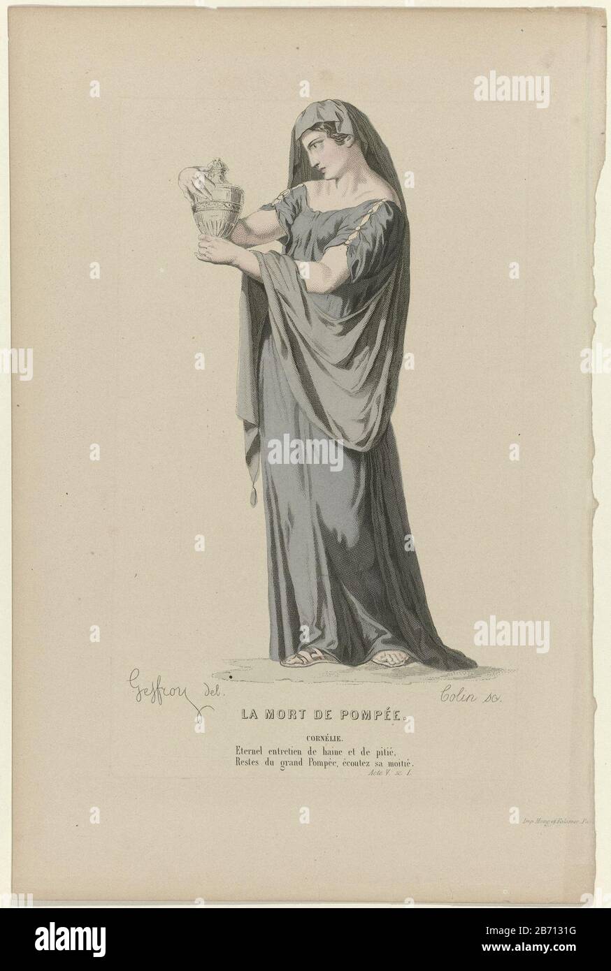 Teatro Costume per Cornelie ruolo nella tragedia 'la mort de Pompée' scritto da Pierre Corneille nel 1643 Urn nelle mani. Due righe di testo della legge V, scena één. Produttore : stampatore Colin (edificio elencato) per disegnare Edmond Aime Florentin Geffroy (edificio elencato) stampante: Moinedrukker: FalconerPlaats prodotto: Parigi Data: 1852 caratteristiche Fisiche: Engra, con il materiale colorato a mano: Carta Tecnica: Engra (processo di stampa) / dimensioni del colore della mano: Bordo della lastra: H 255 mm × W 165 mm Oggetto: fashion platesactress (sul palco) abito, abito da donna (+ abbigliamento donna), scarpe, sandali (+ abbigliamento donna Foto Stock