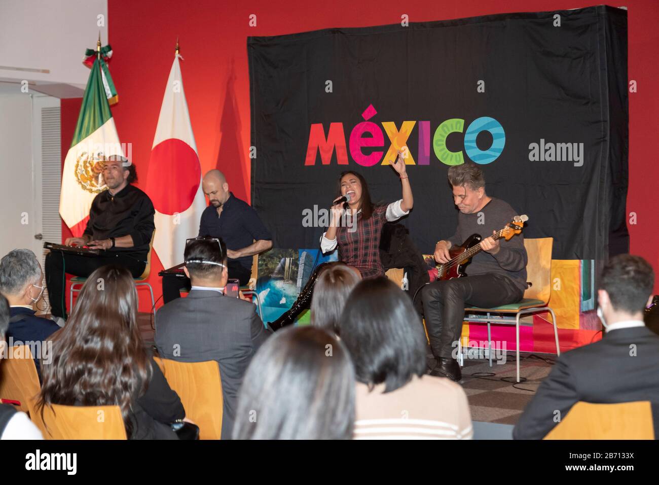12 marzo 2020, Tokyo, Giappone: (Da L a R) Jorge Corrales, Servando Yanez, Jass Reyes e Angel Baillo, membri della band pop messicana Playa Limbo si esibiscono durante un evento speciale presso l'Ambasciata del Messico a Tokyo. Playa Limbo è in Giappone come parte del suo programma internazionale Tour Universo Amor, dopo essere stato eseguito in Thailandia e Australia. La band pop messicana ha riprogrammato la sua agenda in Giappone dopo che il governo giapponese ha chiamato a rinviare o annullare grandi eventi sportivi e culturali nel mese di marzo a causa del nuovo focolaio di coronavirus (COVID-19) nel paese. (Credit Image: © Rodrigo Reyes Marin/Zuma Wire) Foto Stock