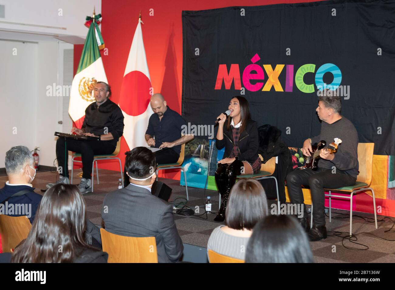 12 marzo 2020, Tokyo, Giappone: (Da L a R) Jorge Corrales, Servando Yanez, Jass Reyes e Angel Baillo, membri della band pop messicana Playa Limbo si esibiscono durante un evento speciale presso l'Ambasciata del Messico a Tokyo. Playa Limbo è in Giappone come parte del suo programma internazionale Tour Universo Amor, dopo essere stato eseguito in Thailandia e Australia. La band pop messicana ha riprogrammato la sua agenda in Giappone dopo che il governo giapponese ha chiamato a rinviare o annullare grandi eventi sportivi e culturali nel mese di marzo a causa del nuovo focolaio di coronavirus (COVID-19) nel paese. (Credit Image: © Rodrigo Reyes Marin/Zuma Wire) Foto Stock