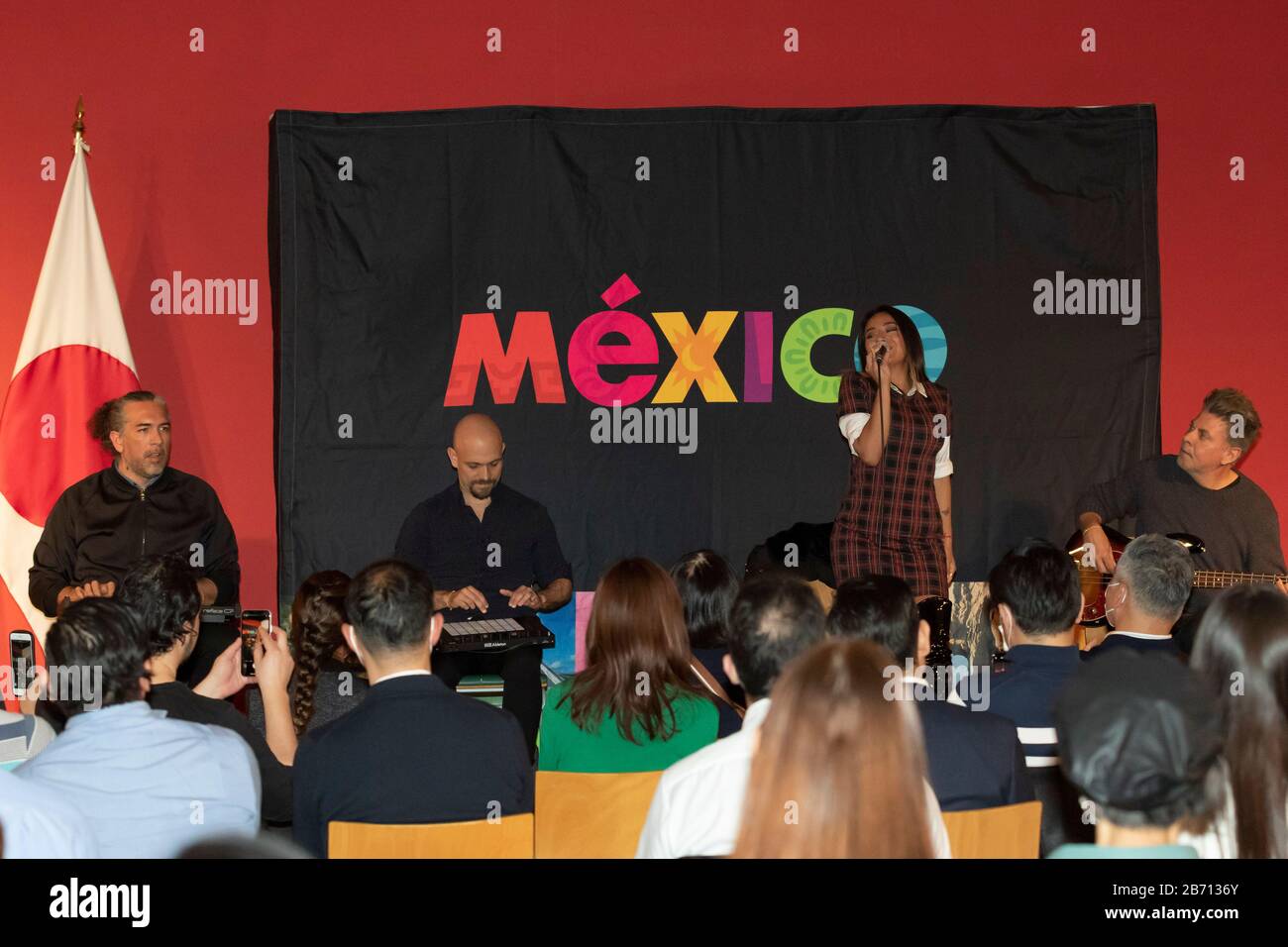 12 marzo 2020, Tokyo, Giappone: (Da L a R) Jorge Corrales, Servando Yanez, Jass Reyes e Angel Baillo, membri della band pop messicana Playa Limbo si esibiscono durante un evento speciale presso l'Ambasciata del Messico a Tokyo. Playa Limbo è in Giappone come parte del suo programma internazionale Tour Universo Amor, dopo essere stato eseguito in Thailandia e Australia. La band pop messicana ha riprogrammato la sua agenda in Giappone dopo che il governo giapponese ha chiamato a rinviare o annullare grandi eventi sportivi e culturali nel mese di marzo a causa del nuovo focolaio di coronavirus (COVID-19) nel paese. (Credit Image: © Rodrigo Reyes Marin/Zuma Wire) Foto Stock