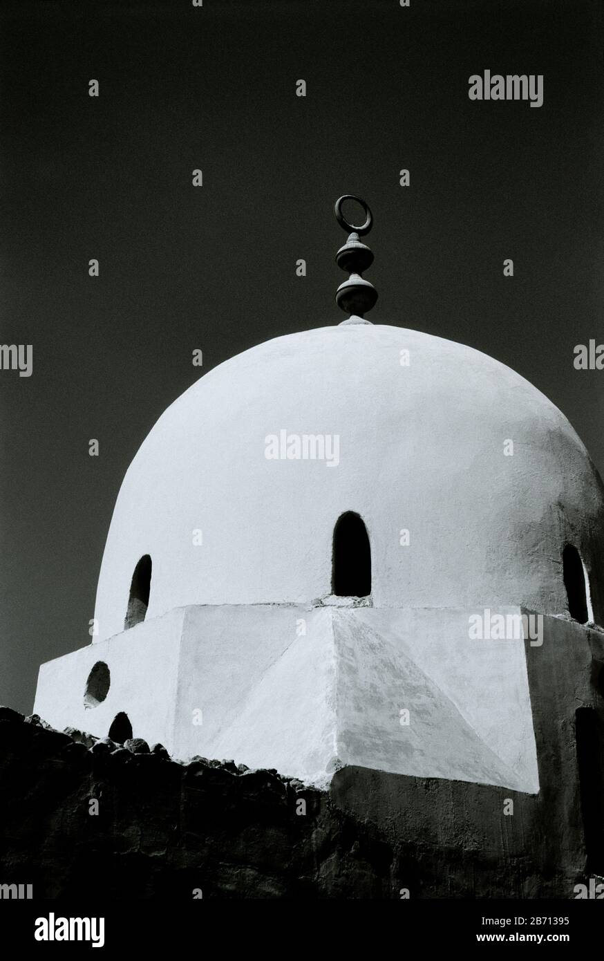 Fotografia di viaggio in bianco e nero - cupola nella città dei morti la Qarafa nel Cairo islamico storico in Egitto in Nord Africa Medio Oriente Foto Stock