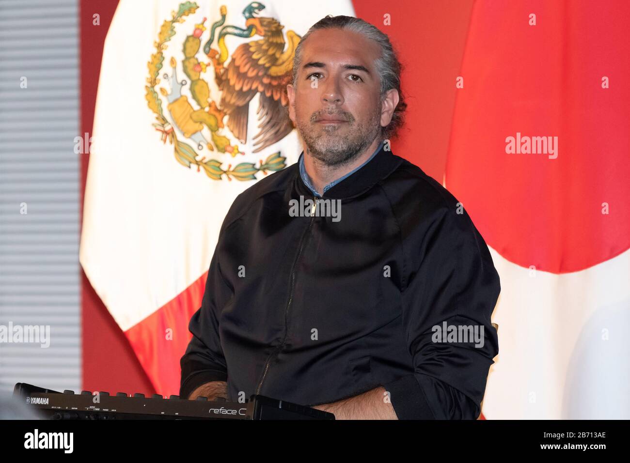 12 marzo 2020, Tokyo, Giappone: Jorge Corrales un membro della band pop messicana Playa Limbo partecipa ad un evento speciale presso l'Ambasciata del Messico a Tokyo. Playa Limbo è in Giappone come parte del suo programma internazionale Tour Universo Amor, dopo essere stato eseguito in Thailandia e Australia. La band pop messicana ha riprogrammato la sua agenda in Giappone dopo che il governo giapponese ha chiamato a rinviare o annullare grandi eventi sportivi e culturali nel mese di marzo a causa del nuovo focolaio di coronavirus (COVID-19) nel paese. (Credit Image: © Rodrigo Reyes Marin/Zuma Wire) Foto Stock