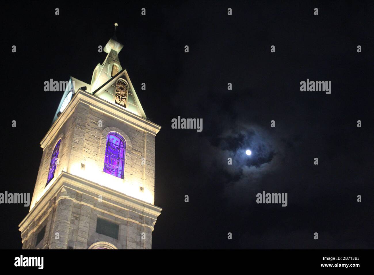 torre dell'orologio e luce sulla luna Foto Stock